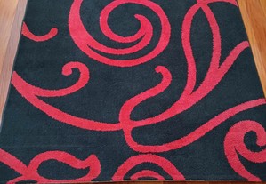 Carpete preta e vermelha