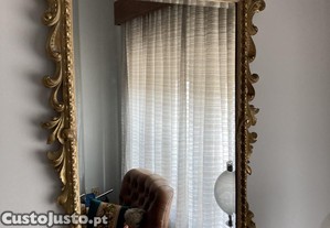 Espelho com moldura dourada