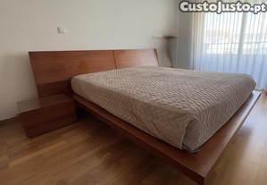 Cama em madeira com estrado