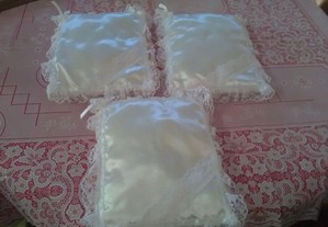Almofadas em cetim para presépio ou mesa