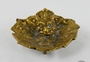 Aneleira / Taça em bronze, decorado com cartas e cabeça do Diabo