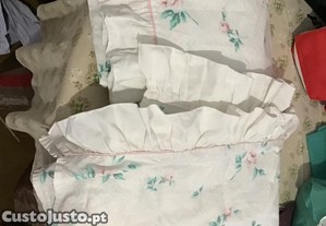 2 fronhas de almofada brancas com flores grandes