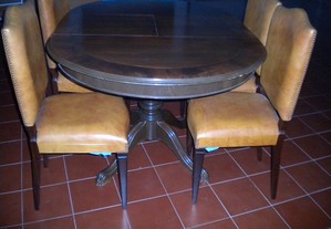 Mesa Extensível + 4 Cadeiras - Madeira