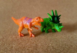 Conjunto 2 Figuras Dinossauros em Miniatura T-Rex e Chasmossauro PVC