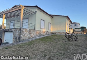 Casa tradicional T3 em Valado dos Frades de 563,00 m²