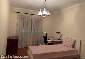 Quarto com casa de banho privativa e colcho de molas