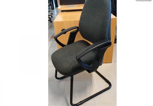 Cadeiras Visita / Reunião Base Trenó c/ Braços - Tecido Cinzento REF. 6404
