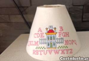 Abat-Jour candeeiro criança. bordado com o alfabeto e um castelo