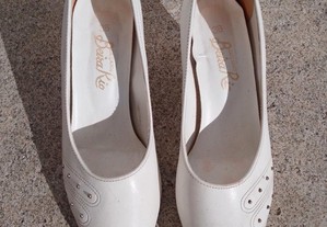 Sapatos clássicos brancos
