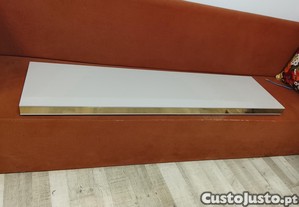 Prateleira rosada com lista dourada