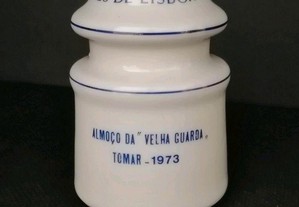 "Cachimbo" em loiça dos TLP referente ao Almoço " Velha Guarda " Tomar 1973