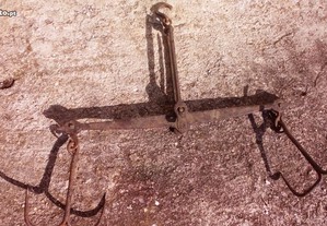 Balança Romana de suspensão antiga em ferro