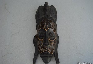 Máscara colorida esculpida em madeira - Artesanato
