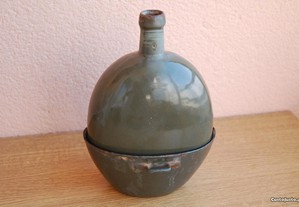 Cantil militar antigo com caneca em esmalte