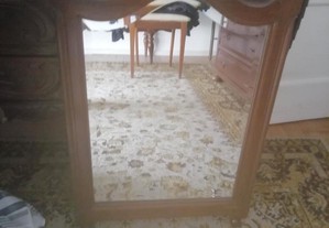 Espelho biselado com moldura em madeira
