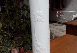 Peanha branca em porcelana, com 55cm de altura