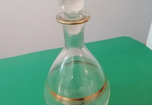Garrafa de licor em vidro incolor com filetes dourados