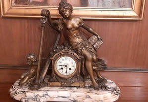 Relógio com escultura em bronze e suporte em mármore