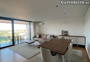 Apartamento T2 em Celas-Coimbra a 2 minutos do Hospital em Edif�cio de Arquitetura Moderna