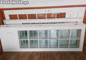 Janelas e portadas de madeira com vidro biselado