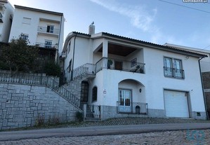 Casa tradicional T4 em Coimbra de 262,00 m²
