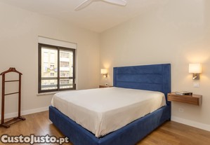 Sommier com muita arrumação, cabeceira e colchão novo