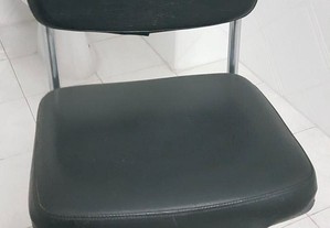 Cadeira de ferro em napa preta