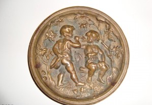 Prato em metal antigo com crianças em relevo