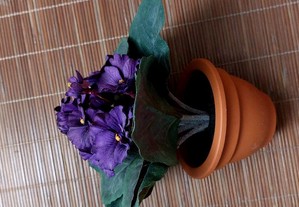 Violeta artificial em vaso