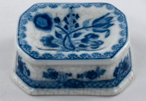 Saleiro em porcelana da China decorado com flores azul e branco com craquelê