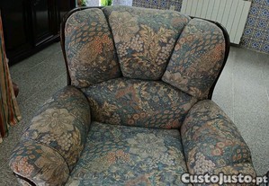Conjunto de 3 sofás, um deles faz cama, como novos.