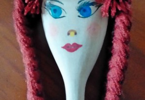 Colher de pau decorada, com cara pintada à mão
