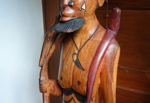 Estátua Africana em madeira maciça