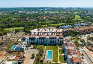 Moderno apartamento T2 junto ao golf em condomínio fechado com jardim e piscina em Vilamoura, Algarve
