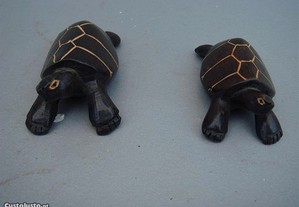 Tartarugas esculpidas em pau preto