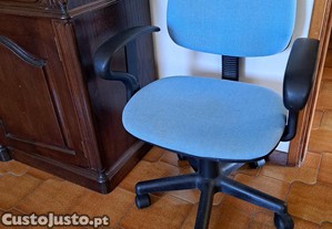 cadeira de escritrio em tecido azul