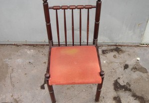 Cadeira em madeira antiga