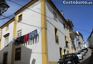 Casa para Recuperar em Castelo de Vide com Terrao e Armazenamento
