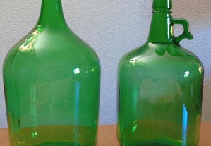2 garrafões verdes
