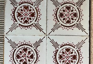 Quadra de azulejos antigos (já com oferta de portes)