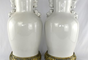Par de Jarrões em porcelana Blanc de Chine, com bases em metal dourado