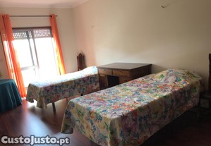 Salo Mobilado Para Casal: 2 Jovens Trabalhadores ou 2 Estudantes - 6a8 min a p Shopping/ESTG.