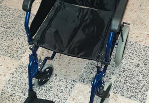 Cadeira de rodas em Aço Breezy 90 Dobrável com reposapés desmontáveis
