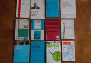 Vários livros antigos sobre o comunismo