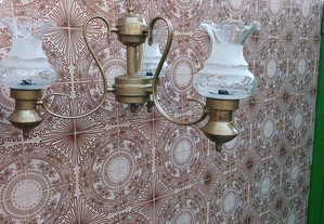 Candeeiro de três lâmpadas e abajus em vidro