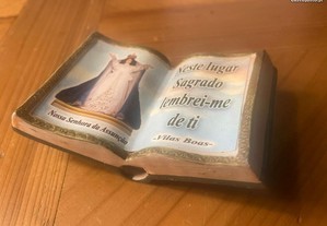 Expositor com livro decorativo com imagem da Nº Senhora da Assunção