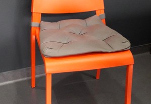 Cadeira cor de laranja - oferta da almofada