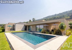 Moradia térrea T3 em Santo Tirso, Couto e Burgães de 275 m²