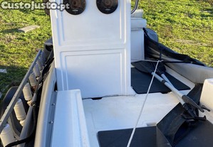 Casco de Semirigido sem flutuadores.