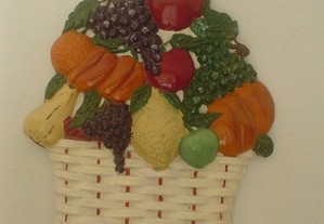 Placa de parede em barro pintado cesta de frutas